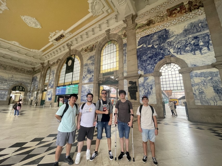 5 apprentis de BTS SIO sont dans le Hall de la gare ferrovière de Porto