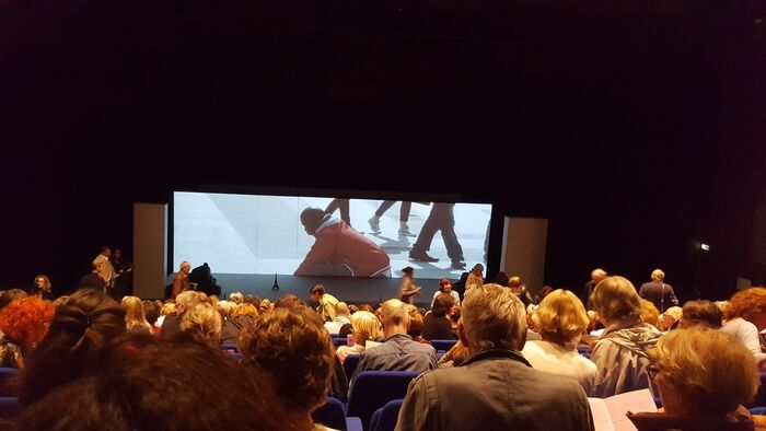 Dans la salle, avant le spectacle