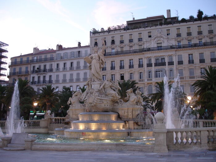 Toulon_place_de_la_liberté-fontaine.jpg